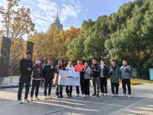 跑步讓身體薄一點(diǎn)，讀書(shū)讓思想厚一點(diǎn)。